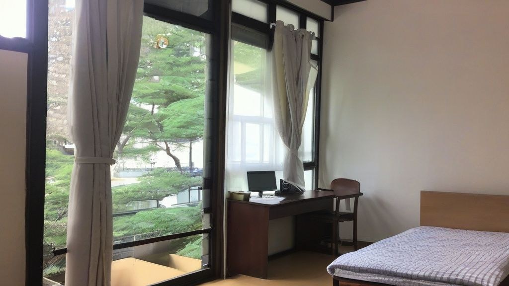 한국인 여성이 따뜻한 햇살이 비치는 창가에서 감사 일기장을 펼쳐놓고 미소 짓는 모습